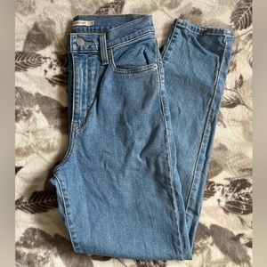 Levi’s High Waisted Taper Jeans FYI Size 26